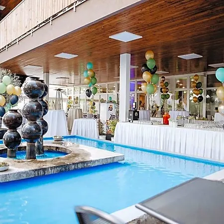 Fontana Hotel *