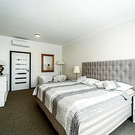 Fontana Hotel *