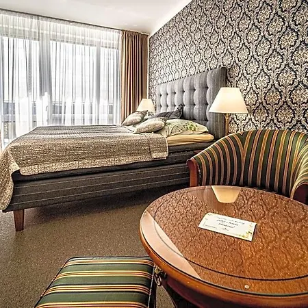 Fontana Hotel *